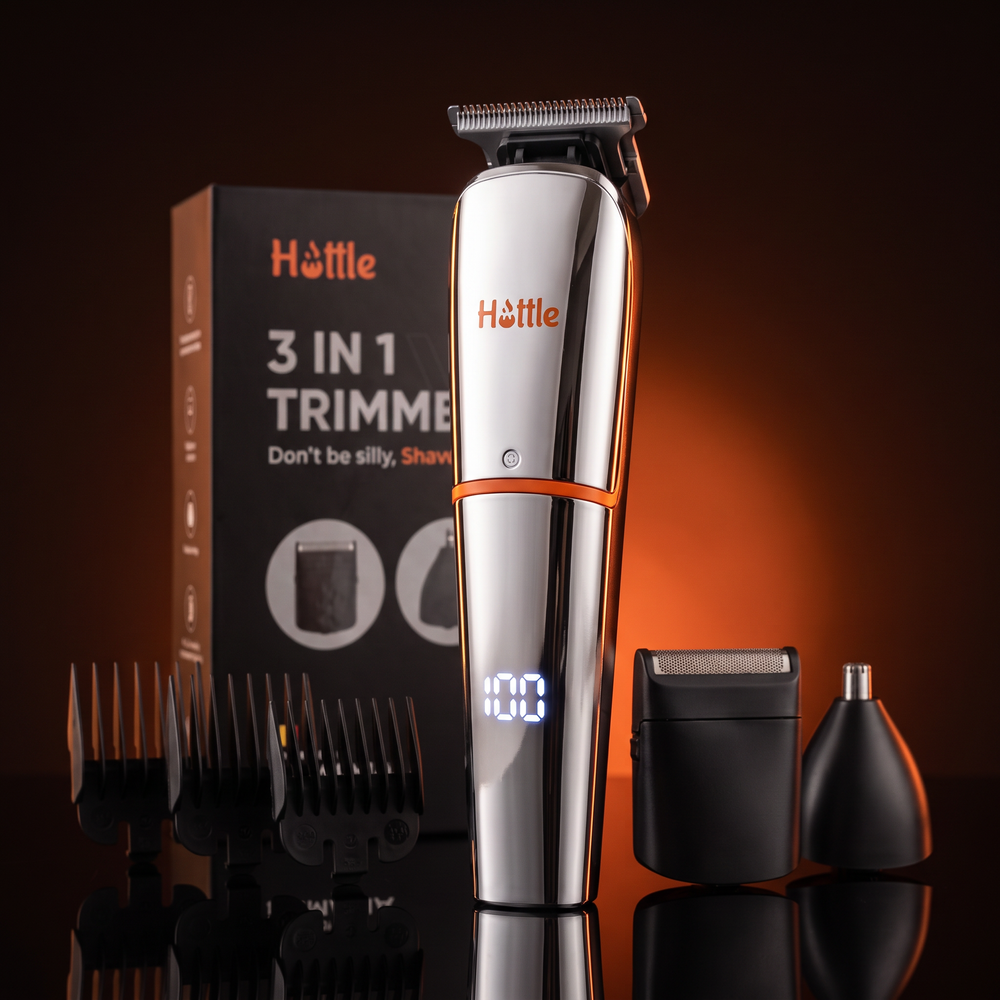 Trimmer HOTTLE V1 3-în-1 crom, cu cutia cadou, piepteni ghidaj și capetele accesorii, pe fundal întunecat